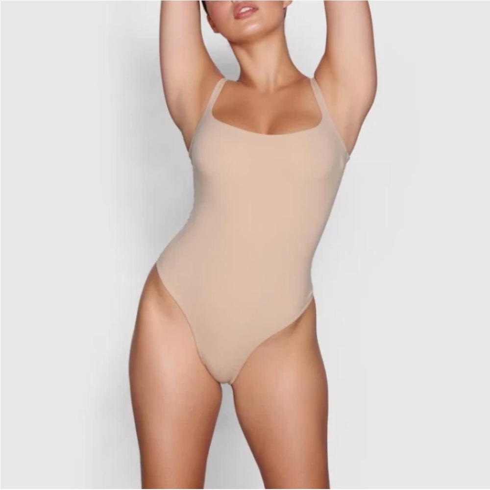 NWT SKIMS FITS EVERYBODY SQUARE NECK BODYSUIT - Size M | Clay